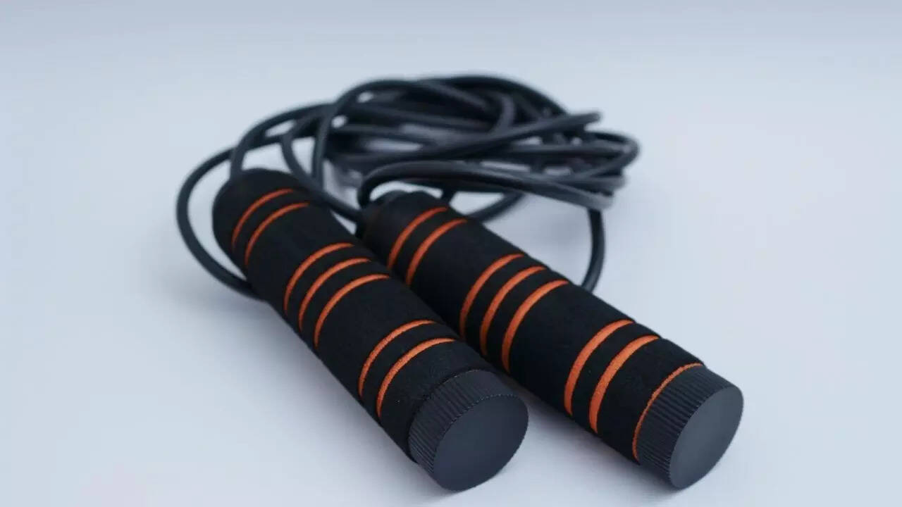 Jumping rope vs running (Image credits: Canva)