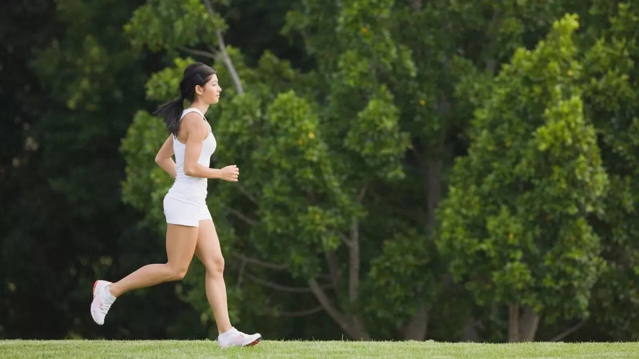 Jumping rope vs running (Image credits: Canva)